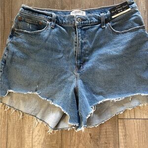 Abercrombie & Fitch 4” Mom Short